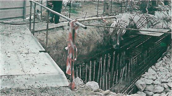 Καλά προστασία του γεφυρώματος και των άκρων της εκσκαφής (υπάρχουν επικίνδυνες αναμονές