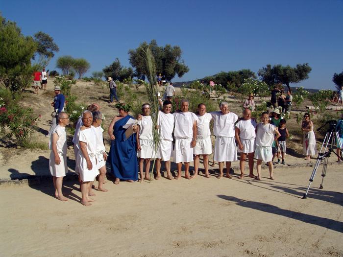 Οι άνθρωποι παρατάχθηκαν στις άκρες των δρόµων καθώς εµείς ποδοβολούσαµε στις διαδροµές, µας χειροκροτούσαν, επευφηµούσαν και µας ράντιζαν µε νερό και "Μπράβο!