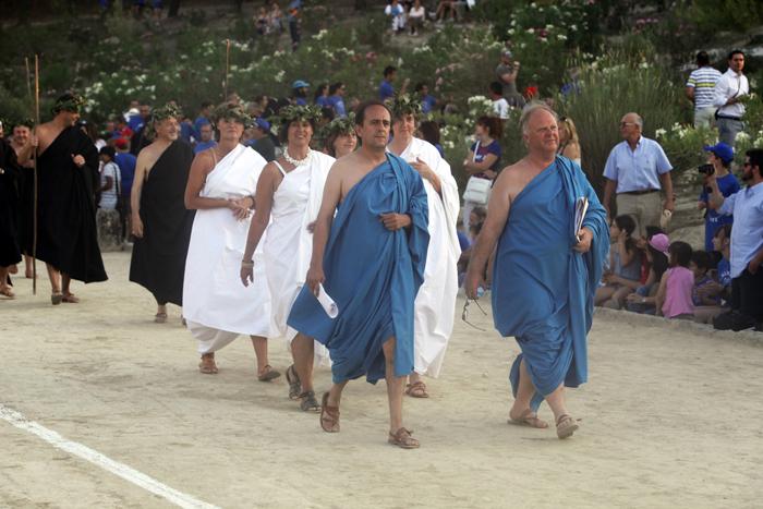 Οι τελετή λήξης ξεκινάει µε την είσοδο κηρύκων οι οποίοι