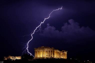 Σημειώνεται ότι κατά σύγχρονες απόψεις μετεωρολόγων και φυσικών (και σύμφωνα με το site Wikipedia.com), οι αστραπές θεωρούνται κεραυνοί ανεξάρτητα αν η ηλεκτρική εκκένωσή τους φθάνει στο έδαφος ή όχι.