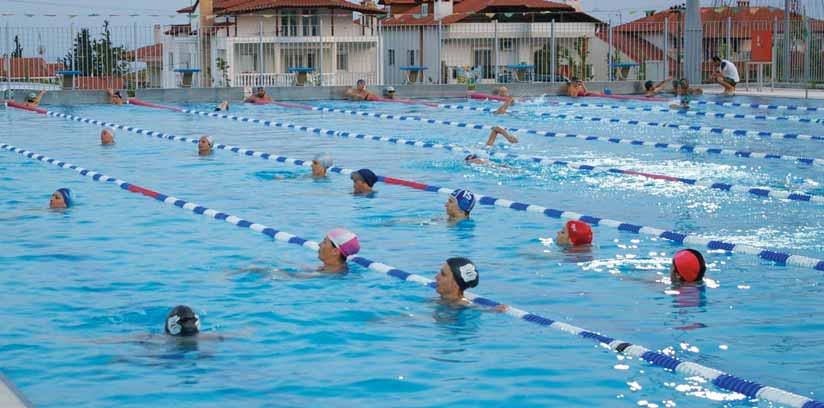 13 Εκατοντάδες πολίτες κάθε ηλικίας παρακολουθούν το πρόγραμμα κολυμβητικών δραστηριοτήτων, το οποίο έχει καταρτιστεί με τη συνεργασία έμπειρων καθηγητών φυσικής αγωγής, ώστε να ανταποκρίνεται