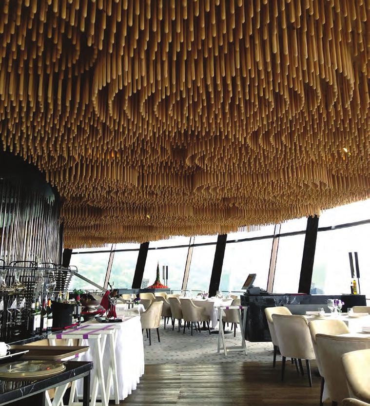 ΤΕΧΝΙΚΕΣ ΣΕΛΙΔΕΣ Πρωτότυπη διακόσμηση οροφής που αποτελείται από 50.000 αναρτημένες ξύλινες ράβδους διαφορετικών μεγεθών, που διατάσσονται σε κυκλικά μοτίβα. κτίριο.