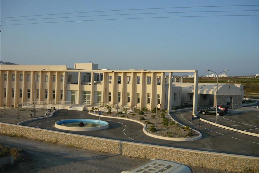 2.2.21 Γ.Ν. ΘΗΡΑΣ Το Γενικό Νοσοκομείο Θήρας κατασκευάστηκε το 2011 με σκοπό να καλύψει τις ανάγκες για δευτεροβάθμια φροντίδα υγείας των περίπου 15.