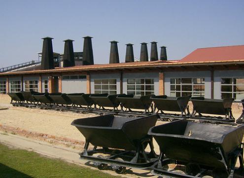 Μουσείο Τσαλαπάτα Τα βαγονέτα στον υπαίθριο χώρο του μουσείου Η άργιλος