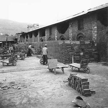 Εργάτες στο εργοστάσιο Τσαλαπάτα Αρχείο ΔΗ.Κ.Ι.. Το Εργοστάσιο Πλινθοκεραμοποιίας ιδρύθηκε το 1926 από τους αδερφούς Τσαλαπάτα. Η συνολική έκτασή του ανέρχεται σε 22.