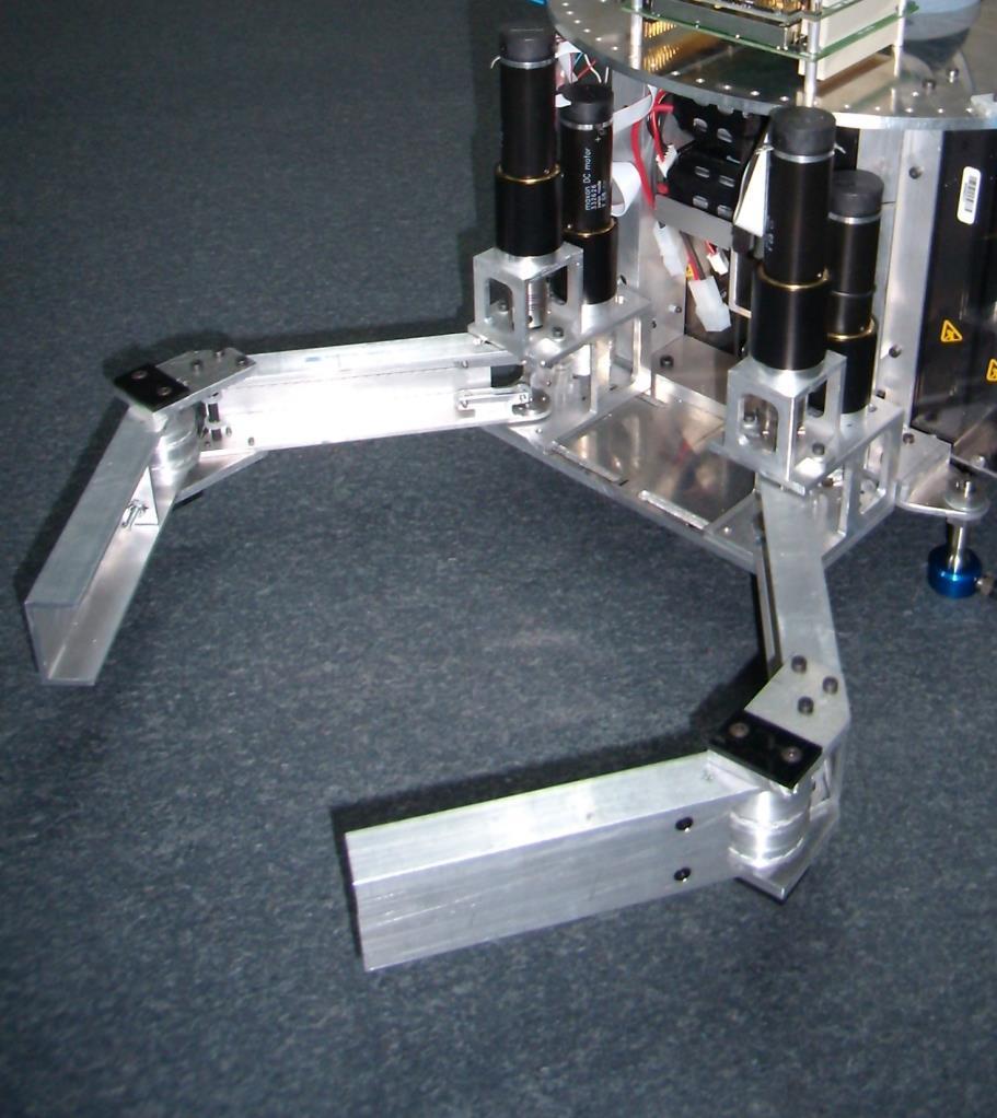 Σχήμα 1-6. Οι ρομποτικοί βραχίονες πρώτου ρομπότ. Ηλεκτρικό/Ηλεκτρονικό υποσύστημα Η ηλεκτρική αυτονομία των ρομπότ επιτυγχάνεται με χρήση επαναφορτιζόμενων μπαταριών λιθίου.