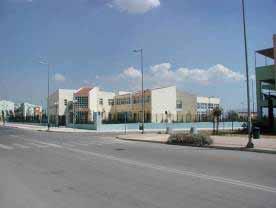 Η κίνηση αυτοκινήτων και πεζών στους εξαιρετικής ρυµοτοµίας δρόµους του οικιστικού συγκροτήµατος είναι εξαιρετικά περιορισµένη, ενώ σχεδόν ανύπαρκτη είναι και η καθηµερινή κοινωνική ζωή των κατοίκων
