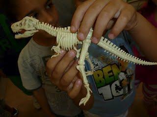 Με αφορμή ένα συναρμολογούμενο παιχνίδι με οστά του τυραννόσαυρου που μας έφερε ένα παιδί αποφασίσαμε να παίξουμε το παιχνίδι του κρυμμένου θησαυρού και να γίνουμε παλαιοντολόγοι.
