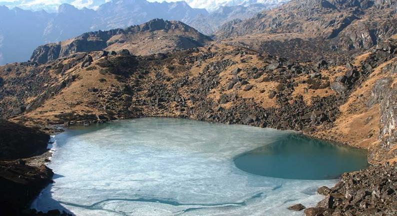 Κατανομή ιχθύων Απομόνωση - φυσικά εμπόδια A high altitude lake in Kanchanjunga National Park http://envfor.nic.
