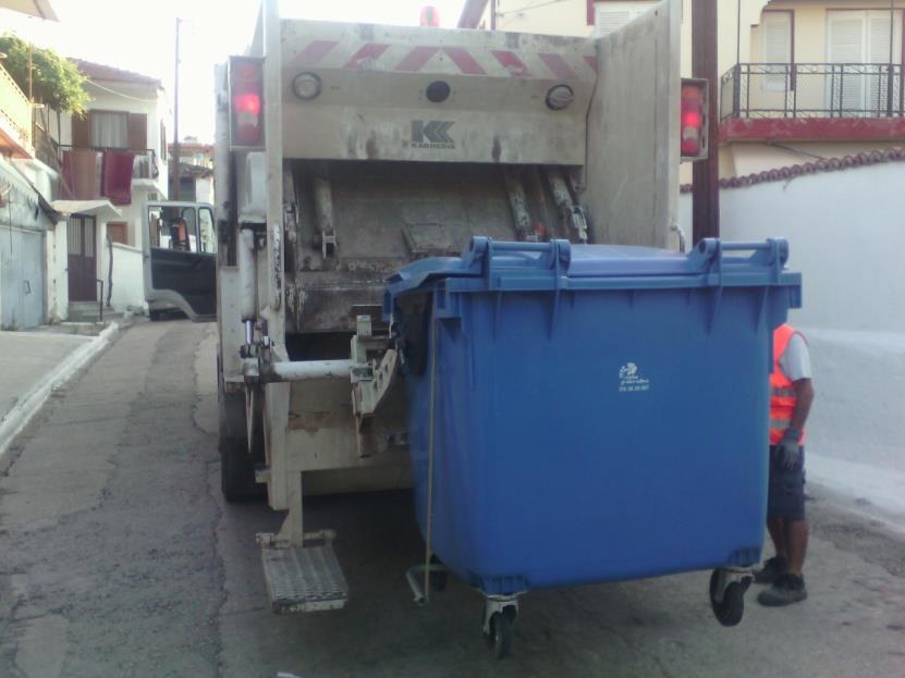 Εικόνα 12: Αποκομιδή ανακυκλούμενων απορριμμάτων Η ανακύκλωση (recycling) που πρέπει να συνδυάζεται με την επιλεκτική συλλογή ορισμένων κατηγοριών απορριμμάτων, είναι μία μέθοδος που μπορεί να