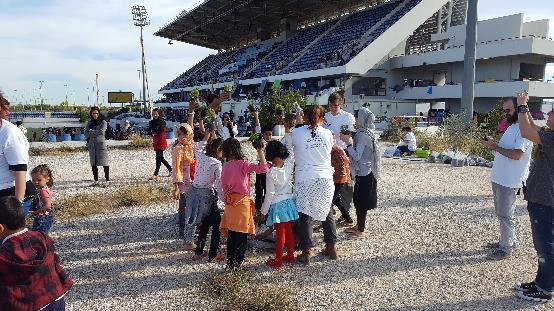 Στο πλαύςιο τησ γιορτόσ, ειδικού παιδαγωγού και εμψυχωτϋσ τησ Ομάδασ Δεκαεπτά, έπαιξαν, και ζωγράφιςαν, μαζί με τουσ διαμένοντεσ ςτο Ελληνικό πρόςφυγεσ, χόρεψαν, φύτεψαν δέντρα και λουλούδια και