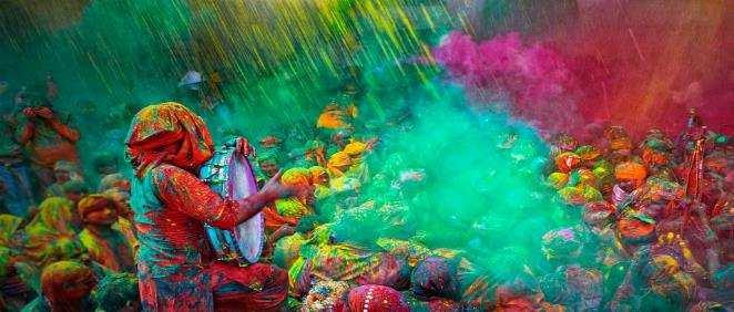 Χόλι, το Φεστιβάλ των Χρωµάτων Η Γιορτή Χόλι (Ντχούλι στα Σανσκριτικά) είναι γνωστή σε όλο τον κόσµο ως Γιορτή των Χρωµάτων.