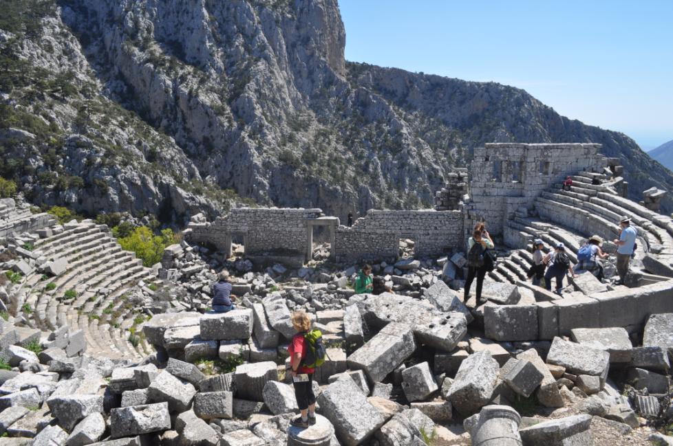 2. ΣΥΝΤΟΜΗ ΠΑΡΟΥΣΙΑΣΗ ΤΗΣ ΣΧΟΛΗΣ 2. ΣΥΝΤΟΜΗ ΠΑΡΟΥΣΙΑΣΗ ΤΗΣ ΣΧΟΛΗΣ Το Τμήμα Θεατρικών Σπουδών αποτελεί μέρος της Σχολής Ανθρωπιστικών και Κοινωνικών Επιστημών του Πανεπιστημίου Πατρών.