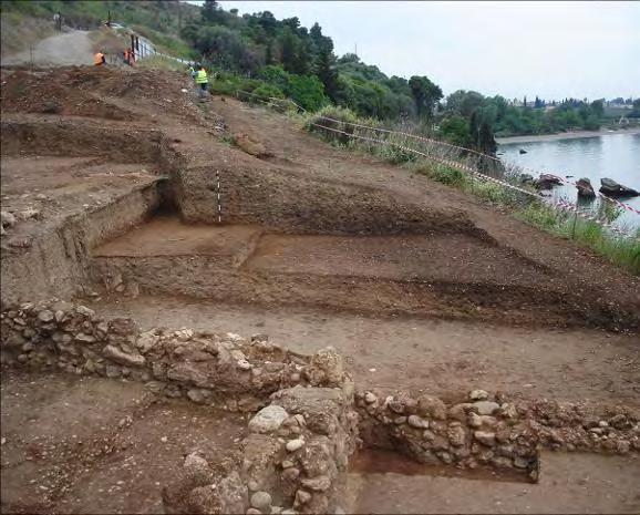 Διακρίνεται ο υπερκείμενος όλων των στρωμάτων σκούρος καστανός εδαφικός ορίζοντας (λήψη από ανατολικά).