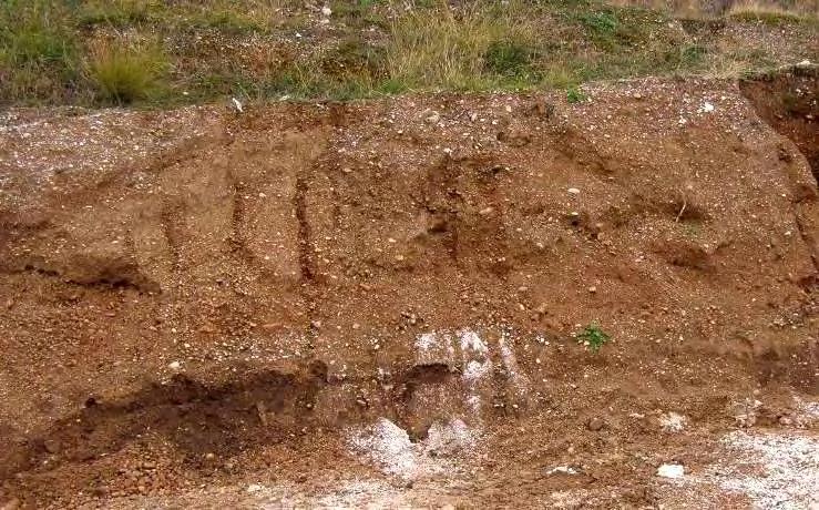 την όψη του). Με λευκό αδρανές υλικό προστατεύονται τα αρχαία κατάλοιπα σήμερα. Η παρουσία του υλικού στο πρανές δεν πρέπει να ληφθεί υπόψιν.