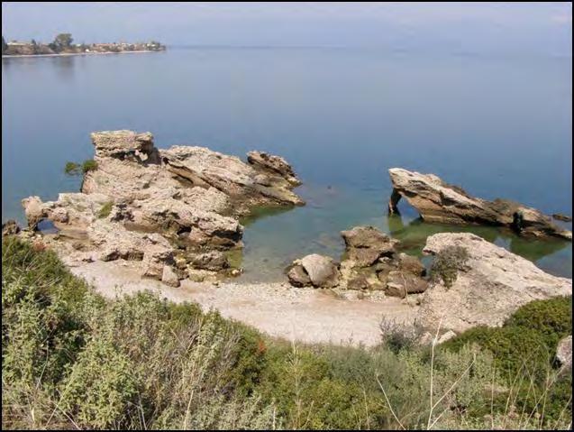 27γ, 27δ και 27ε), απώλειες μέρους της χέρσου στην πλευρά της ακτής και και καταρρεύσεις των αρχαίων