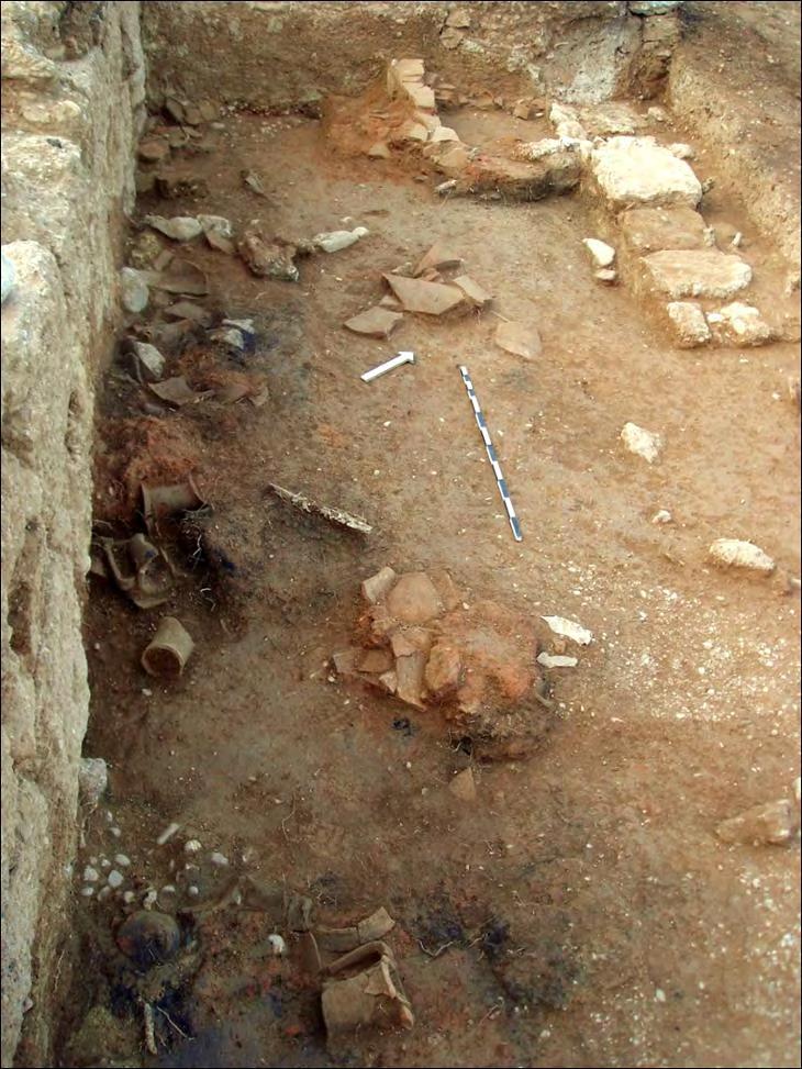 β) και γ) Λεπτομέρειες ορισμένων αγγείων, έτσι όπως βρέθηκαν στην ανασκαφή.