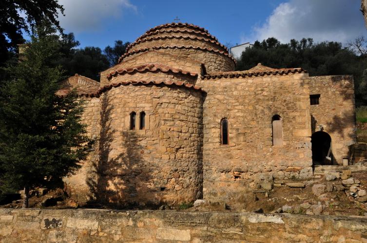 από τη διείσδυση των Μυκηναίων και το πέρασμα στην εποχή του σιδήρου, η οποία κάθε άλλο