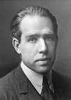 Αηνκηθή ζεσξία The Nobel Prize in Physics 1922 "for his services in the investigation of the structure of atoms and of the radiation