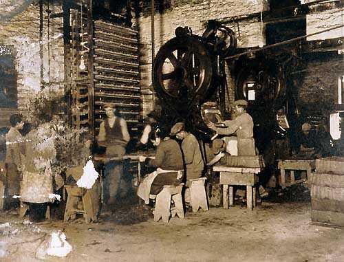 Εργάτες στο Πλινθοκεραµοποιείο Τσαλαπάτας (πηγή:.η.κ.ι) Το ατµοκίνητο πλινοθοκεραµοποιείο των αδελφών Σπυρίδωνα και Νικολέτου Τσαλαπάτα ανεγέρθηκε το 1925 ως συνέχεια της οικογενειακής κεραµοποιίας που λειτουργούσε από το 1917.