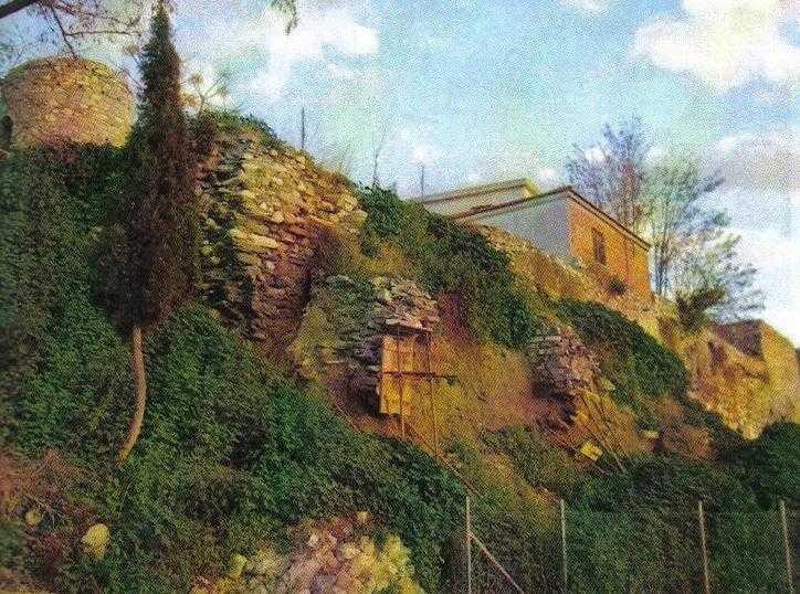 Τµήµα του παλαιοχριστιανικού τείχους (πηγή:προσωπικό αρχείο) Παλαιοχριστιανική βασιλική στην κορυφή του λόφου των Παλαιών.