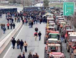 Είναι απαράδεκτο να μετακινούνται εκατοντάδες αστυνομικοί, μακριά από Η ραχοκοκαλιά της οικονομίας Η Συνδικαλιστική Κίνηση Αστυνομικών Ξάνθης χαιρετίζει την κινητοποίηση των αγροτών του Νομού (17-2-