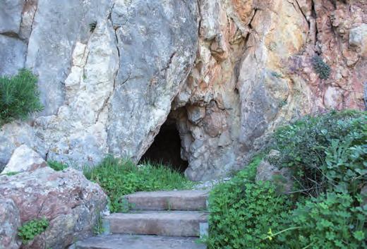 Το σπήλαιο διανοίχτηκε κατά τη διάρκεια του Β' Παγκοσμίου Πολέμου από τα ιταλικά στρατεύματα, προκειμένου να χρησιμοποιηθεί ως καταφύγιο και χώρος αποθήκευσης υλικού.