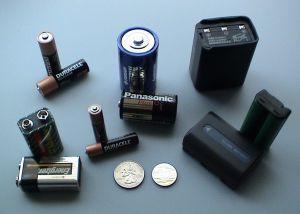 Διάφορες πρωτογενείς (μη επαναφορτιζόμενες) μπαταρίες Τα είδη της μπαταρίας: 1) Πρωτογενείς (μίας χρήσεως) Οι πρωτογενείς μπαταρίες, είναι οι μη επαναφορτιζόμενες μπαταρίες.