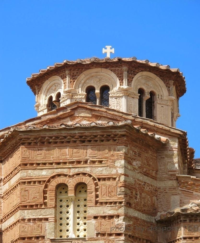 Βγαίνοντας από τον ναό Προσέξτε την επιμελημένη εξωτερική εμφάνιση του ναού.