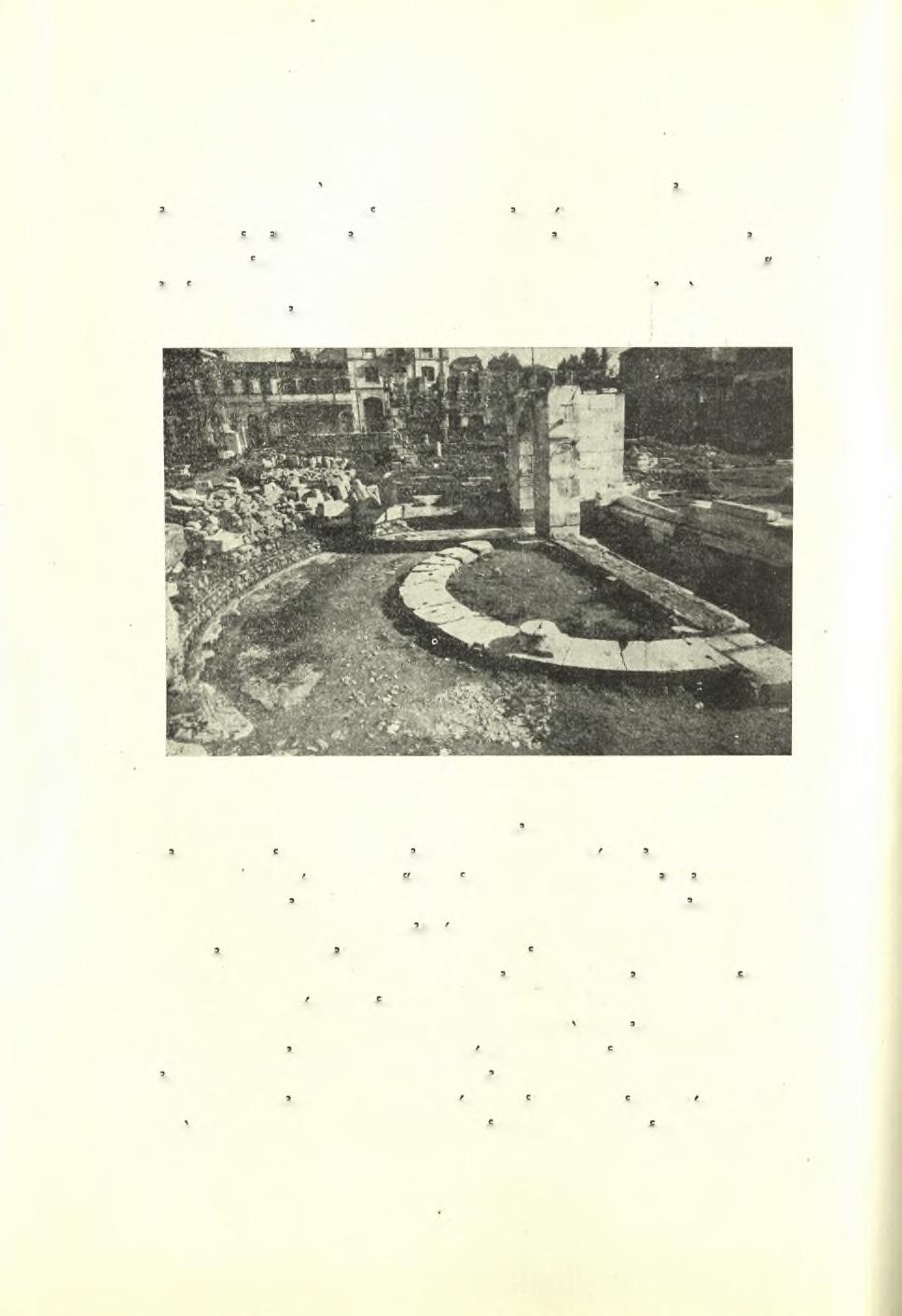 48 Πρακτικά τής Αρχαιολογικής 'Εταιρείας 1950 κατεσκευασμένοι και οί θολΐται τών τόξων τών διαφόρων επί τού τοίχου ανοιγμάτων, καθώς καί οι κίονες καί τά επιστύλια τών ήμικυκλικών κιονοστοιχιών, ως