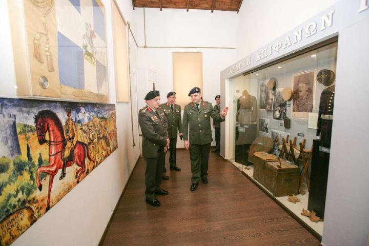 Από τη Σχολή Μονίμων Υπαξιωματικών αναδείχτηκαν ηγετικές προσωπικότητες οι οποίες είχαν καθοριστικό ρόλο στη διαμόρφωση της ιστορίας της πατρίδας μας, όπως ο ήρωας των Βαλκανικών Πολέμων