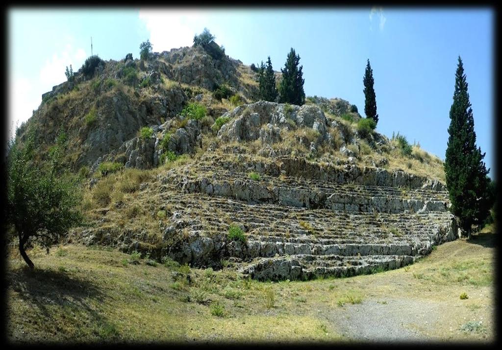β) το Αρχαίο Θέατρο της Χαιρώνειας Ιστορική αναφορά Το αρχαίο θεάτρο της Χαιρώνειας βρίσκεται λίγες δεκάδες μέτρα βορειότερα του Λέοντα της Χαιρώνειας, λαξευμένο στον φυσικό βράχο του Πετραχού.