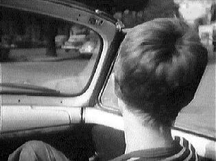 [ ] Ενόσω ακούγονται οι ατάκες αυτές, βλέπουμε μια σειρά από πλάνα της Seberg στη θέση του συνοδηγού του κλεμμένου convertible αμαξιού που ο Belmondo οδηγεί σε ένα Παριζιάνικο δρόμο.