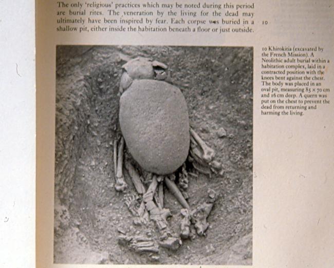 Οι αντιλήψεις περί θανάτου Νεολιθική ταφή ενός ενήλικου ατόμου, εντός κατοικημένης περιοχής. Είναι τοποθετημένος σε συνεσταλμένη στάση με τα γόνατα λυγισμένα στο ύψος του στήθους.