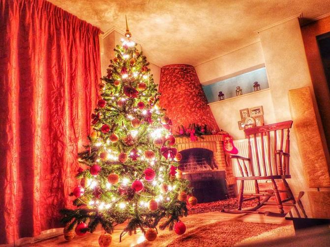 Θοδωρής Βλαχάκης Η φωτογραφία του Θοδωρή απεικονίζει μια ζεστή γωνιά του σπιτιού του όπως ήταν στη διάρκεια των χριστουγεννιάτικων διακοπών.
