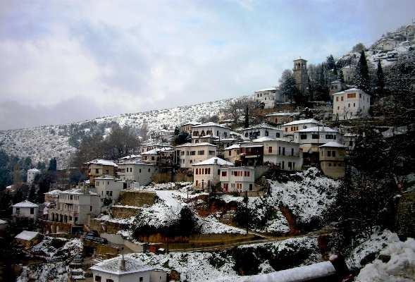 Πρώτη στάση το αρχαιολογικό µουσείο µε τα σπουδαία ευρήµατα όπου µε την βοήθεια του ξαναγού µας θα µάθουµε για την πλούσια ιστορία του Βόλου.