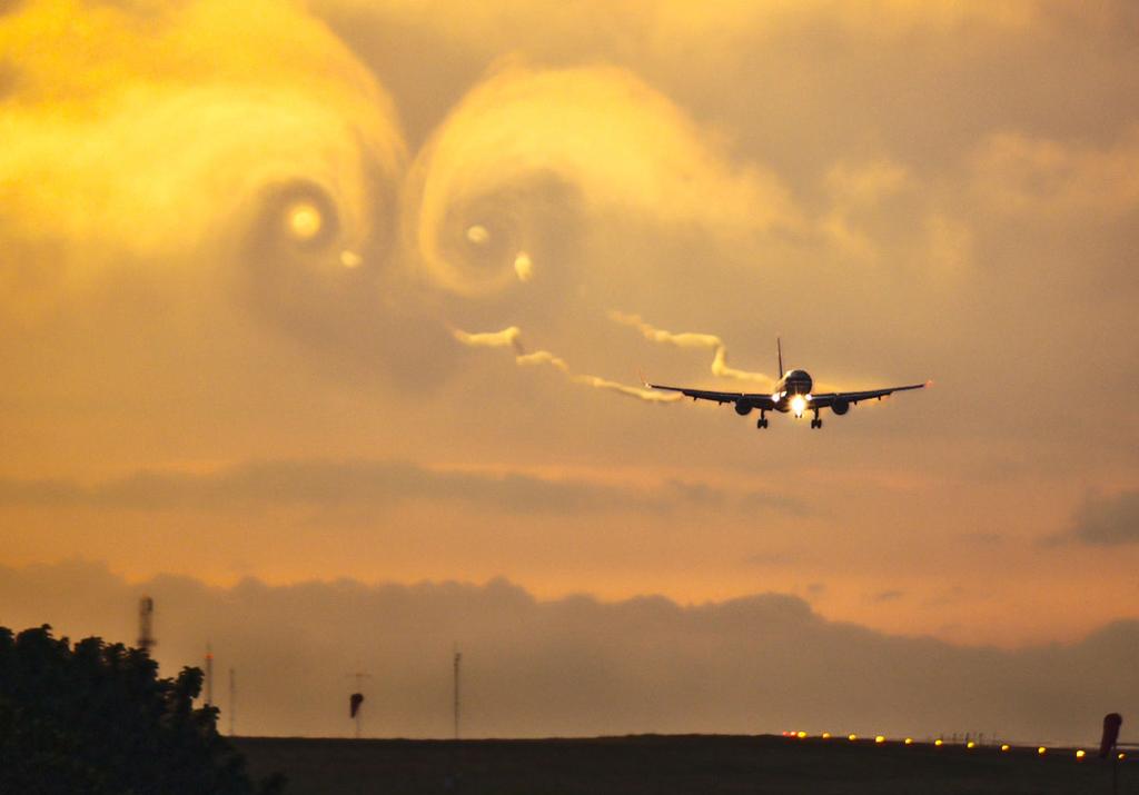 Σχήμα 3.4: Ένα Boeing 757 καθώς προσεγγίζει τον διάδρομο προσγείωσης. Οι ατμοσφαιρικές συνθήκες κάνουν τους στροβίλους μερικώς ορατούς, όπου και φαίνονται μερικά από τα χαρακτηριστικά τους.