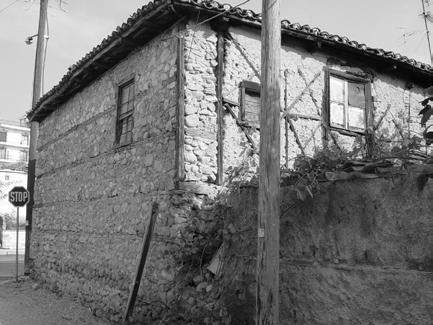 Τα σπίτια των ανθρώπων με ελάχιστα εισοδήματα ήταν χτισμένα με πλιθιά.
