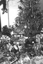 Χριστούγεννα και Πρωτοχρονιά Στην ελληνική παράδοση τα Χριστούγεννα εξακολουθούν να είναι δεμένα με την ανάμνηση και τη νοσταλγία κάποιας θαλπωρής μέσα στους κόλπους της οικογένειας και του σπιτιού.