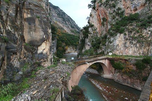 Το 1880 ξεπεράστηκε το εμπόδιο στο Κλειδί κι ο δρόμος έφτασε παρόχθια μέχρι το Τύπωμα.