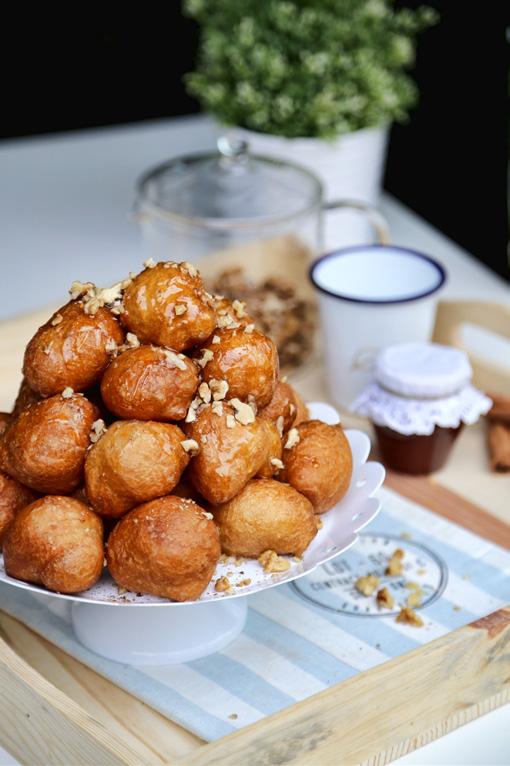 Λουκουμάδες με μέλι και κανέλα 1/2 kg αλεύρι 1 φακελάκι ξερή μαγιά 2 κουταλιές ζάχαρη 1 βανίλια 1 κουταλιά ελαιόλαδο 2 κούπες χλιαρό νερό (περίπου) 1 πρέζα αλάτι Λάδι για τηγάνισμα 1/2 κούπα μέλι 1/2