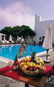 Είναι ένα από τα καλύτερα ξενοδοχεία της Σαντορίνης. Αποτελείται από 59 παραδοσιακά διακοσμημένους χώρους φιλοξενίας, που χαρακτηρίζονται από απλότητα και καλαισθησία.