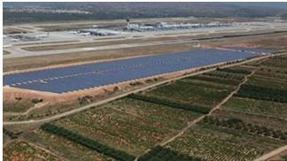 Αξίζει να σημειωθεί ότι το φωτοβολταϊκό πάρκο αυτό αποτελεί παγκοσμίως την πρώτη φωτοβολταϊκή εγκατάσταση σε αεροδρόμιο.
