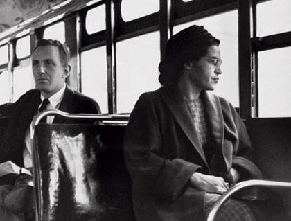 Rosa Parks Η Ρόζα Παρκς ήταν μια έγχρωμη μοδίστρα, που έμελλε να μείνει στην ιστορία όταν, στις 1 Δεκεμβρίου 1955, στο Μοντγκόμερυ της Αλαμπάμα, αρνήθηκε να δώσει τη θέση της στο λεωφορείο σε έναν