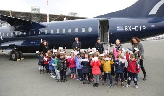 Επιπλέον, τα παιδιά έλαβαν από μια κάρτα επιβίβασης και ανέβηκαν σε ένα πραγματικό αεροπλάνο.