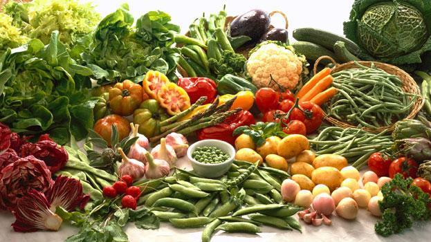 Λαχανικά Λαχανικά: Ήταν από τα σπάνια αγαθά, όμως πολλά σπίτια, κυρίως στα περίχωρα, καλλιεργούσαν στους κήπους και στα χωράφια τους διάφορα λαχανικά όπως κρεμμύδια, σκόρδα, μαρούλια, βλίτα, αρακά,