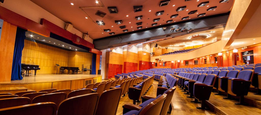 Αμφιθέατρο Τελετών Το Αμφιθέατρο Τελετών του Πανεπιστημίου Μακεδονίας αποτελεί μια σύγχρονη αίθουσα πολλαπλών χρήσεων χωρητικότητας 450 ατόμων.