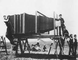 Κινηματογράφος - Ετυμολογία Αρχικά σήμαινε τη μηχανή που είχε τη δυνατότητα λήψης αλλά και προβολής κινούμενων εικόνων.