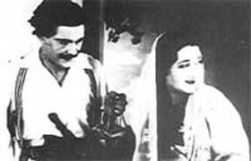 Η ΔΕΚΑΕΤΙΑ ΤΟΥ 1930 Το 1932 παίζεται στους κινηματογράφους η πρώτη ομιλούσα ταινία «Ο Αγαπητικός της Βοσκοπούλας»,