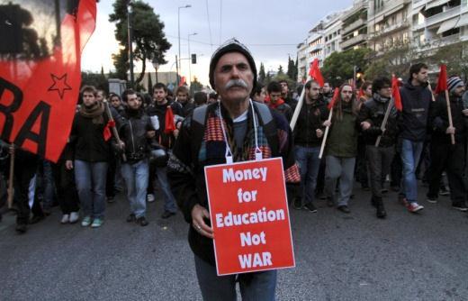 Χάρη στον υπερεθνικό προσανατολισμό της συντακτικής ομάδας, τη δομή και το πολυεθνικό προσωπικό